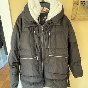 OROLAY’s Women’s Black Down Hooded Jacket